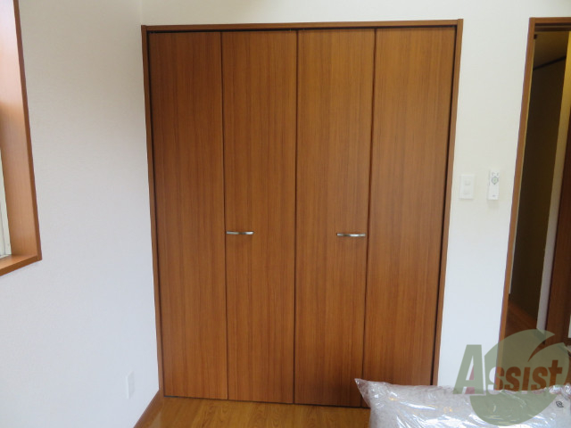 収納　こちらはリビングのクローゼット、収納力がありそうです