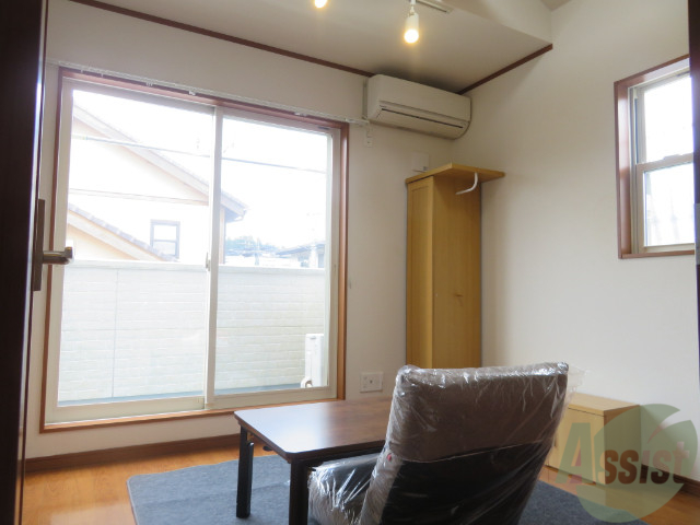 居室・リビング　リビングは２面採光で陽当たりも良好ですね