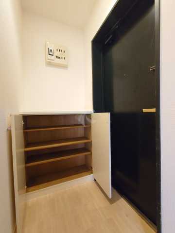 玄関　室内見学承ります。当店掲載物件以外もまとめてお問合頂けます。