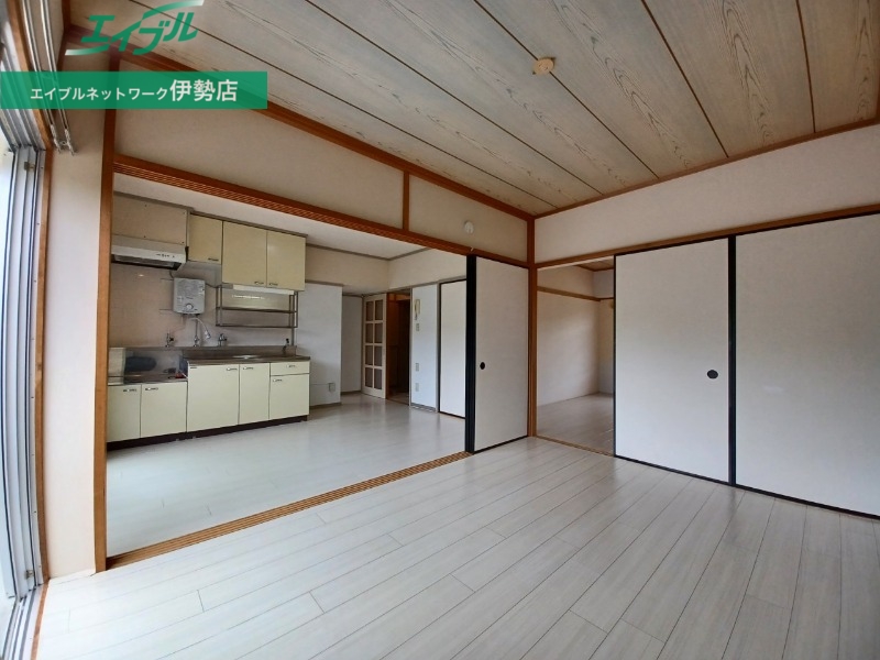 居室・リビング　別部屋反転参考写真です。