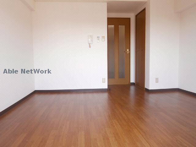 居室・リビング　写真は他の号室です