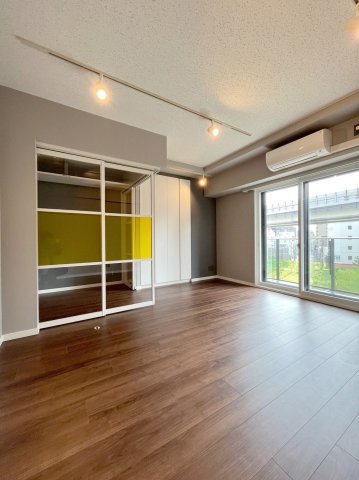 居室・リビング　居室は最大70デシベルを遮音する二重壁、床も遮音等級の高いも