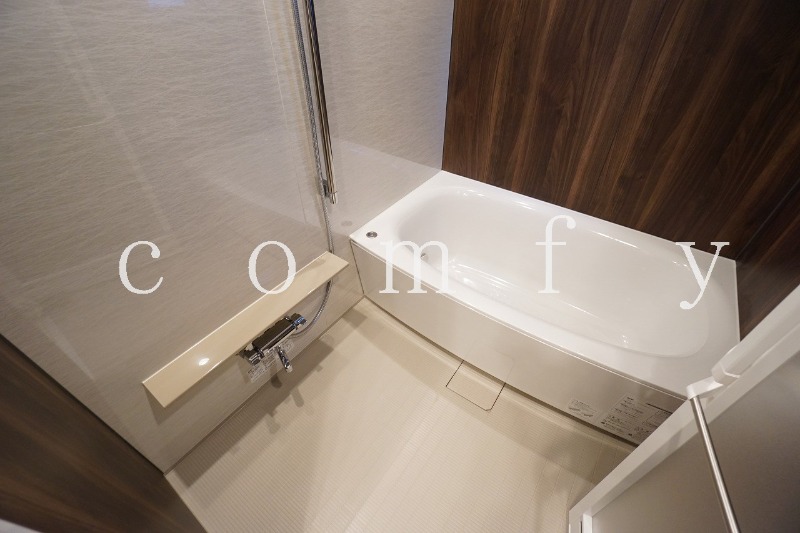 バス・シャワールーム　広々としたバスルーム