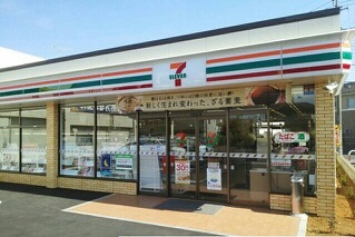 コンビニ　セブンイレブン（コンビニ）まで386m