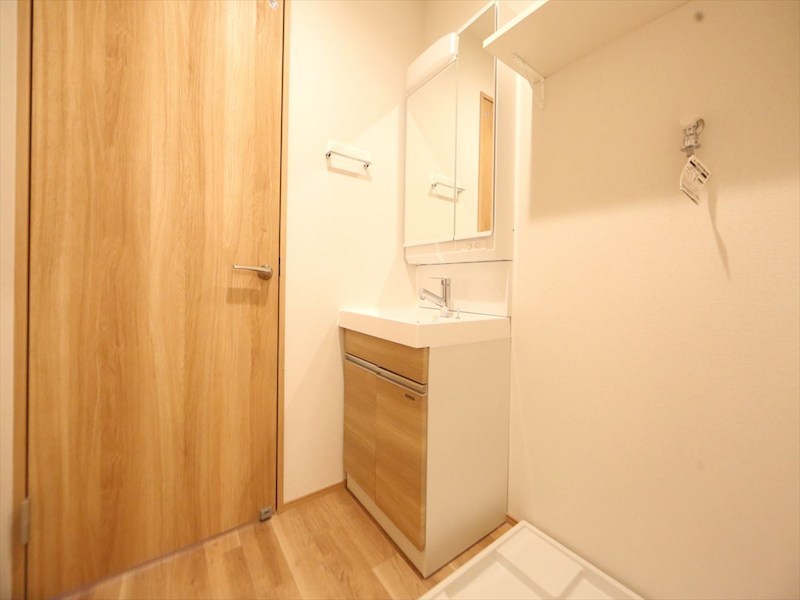 洗面設備　脱衣所　独立洗面台（シャンプードレッサー付）収納スペース有