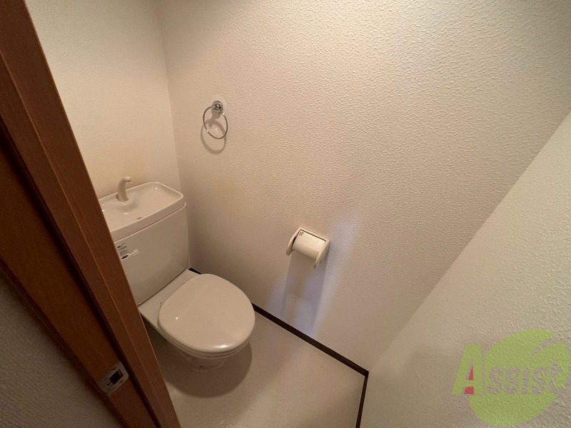 トイレ　こちらはトイレです。清潔感があり、安心して使用できます。