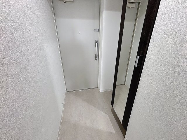 玄関　掲載写真は同型の左右反転の部屋を掲載しております。仕様等が異