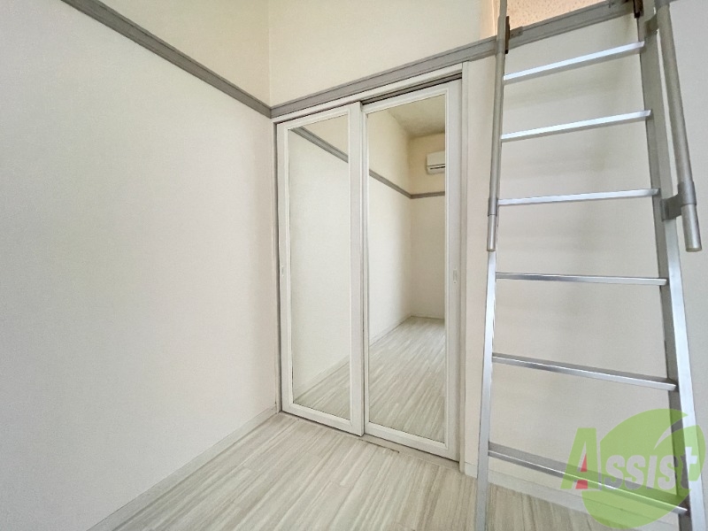 収納　鏡付きの収納です。出掛ける前のチェックはここで決まりですね。