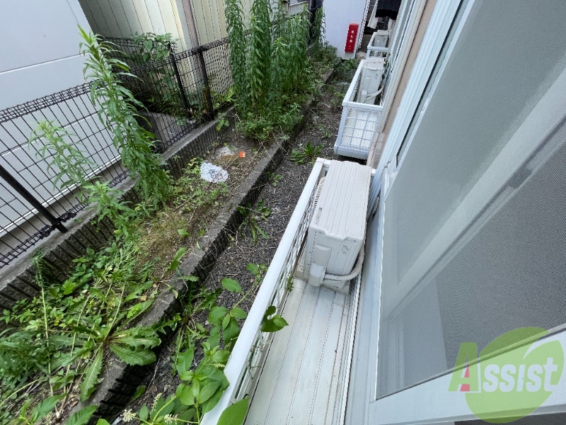 バルコニー　洗濯物を干すスペースはあります。２階角なので乾き易そうです。