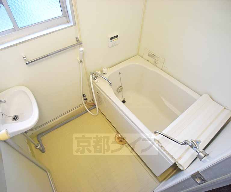 バス・シャワールーム　広々とした浴室です。