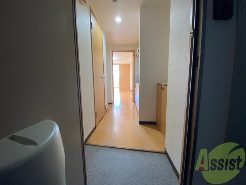 玄関　玄関です。ご覧の通り広々としていますね。