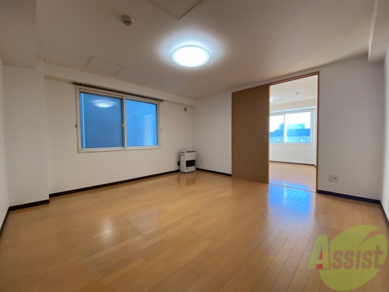 居室・リビング　リビングです。木目のフローリングが落ち着きますね。