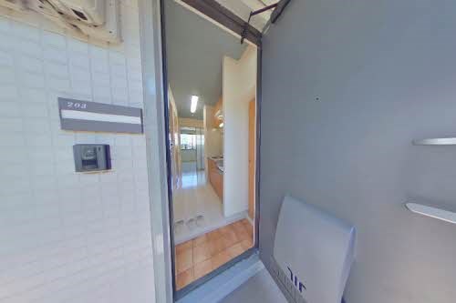 玄関　お部屋の鍵は電子キー