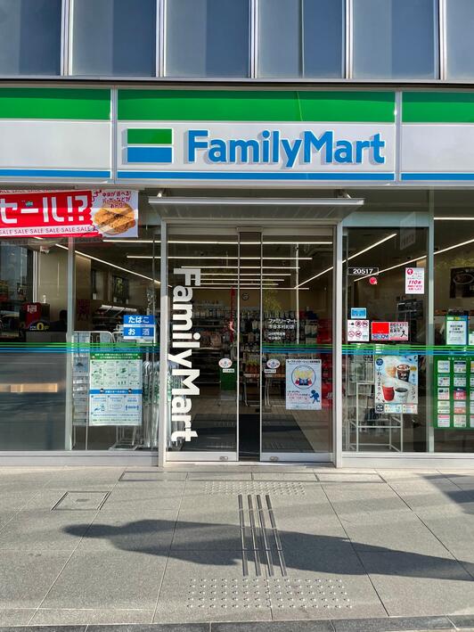 コンビニ　ファミリーマート市谷本村町店（コンビニ）まで135m