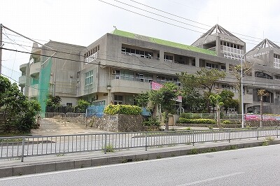 中学校　那覇市立安岡中学校（中学校）まで1040m