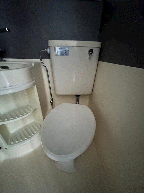 トイレ　バス・洗面台とセットの3点ユニットバス。トイレを含め水回りを