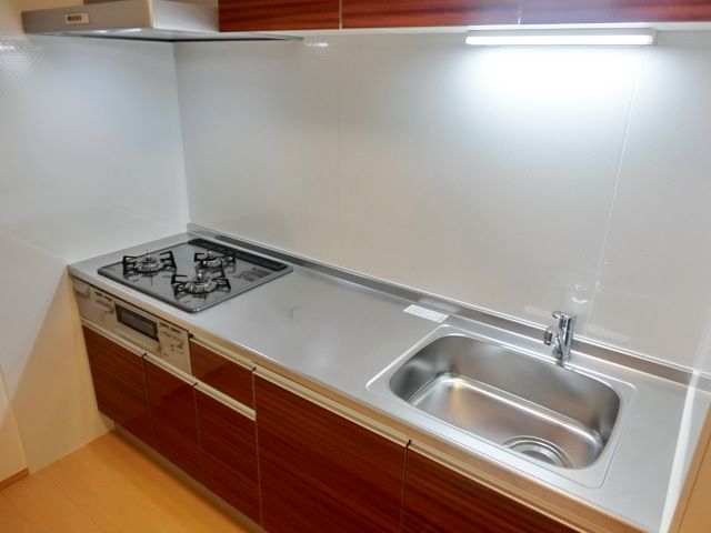 キッチン　３口ガスコンロ・グリル付のシステムキッチンです★