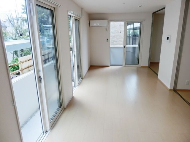 居室・リビング　★角部屋２面採光・南向き日当たり良好13.1帖ＬＤＫです★