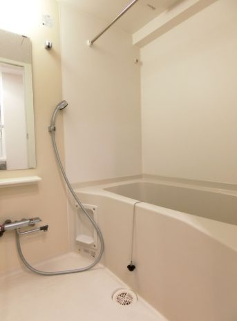 バス・シャワールーム　コンパクトで使いやすいお風呂です
