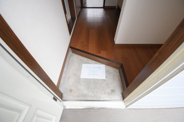 玄関　※別部屋参考画像です。