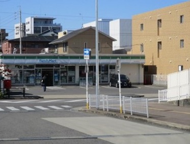 コンビニ　ファミリーマート 茶屋が坂駅前店（コンビニ）まで745m