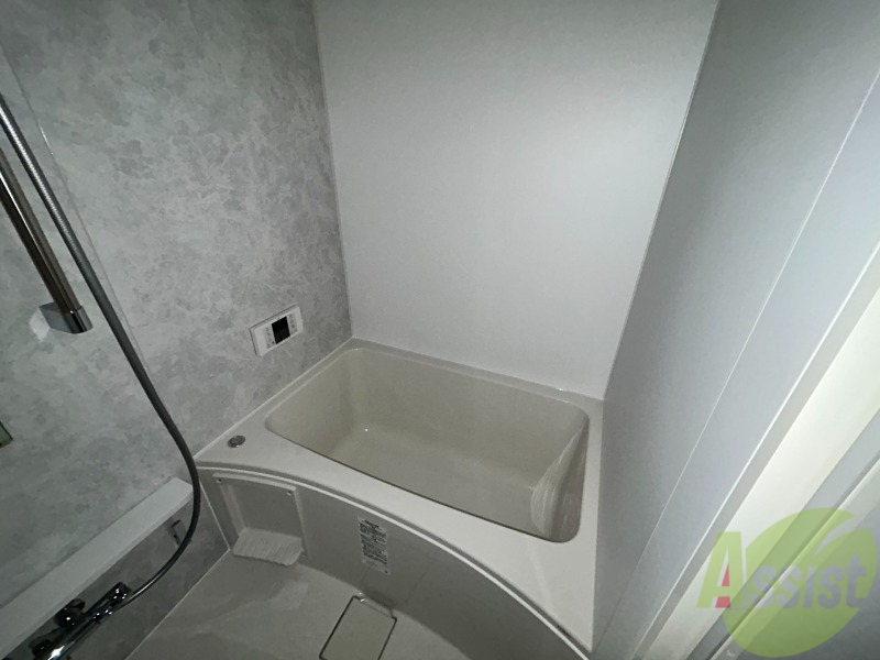 バス・シャワールーム　お風呂はゆったりと入るには充分な広さです。