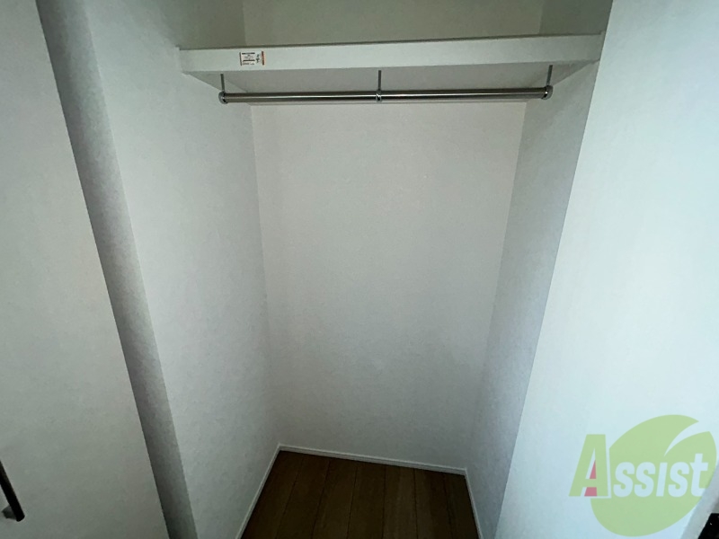 収納　背の高い収納には荷物や洋服が多く入ります。