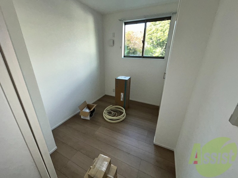 その他部屋・スペース　寝室は３．３帖のお部屋をお使いくださいませ。