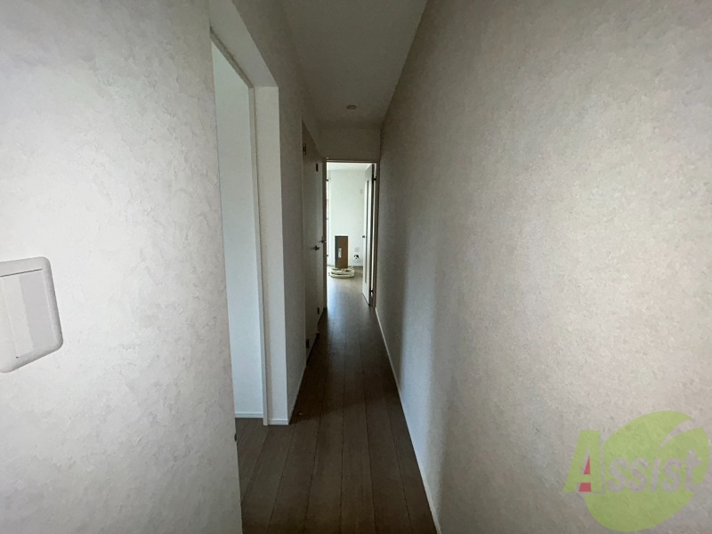 玄関　玄関からの様子です。白を基調として明るい雰囲気です。