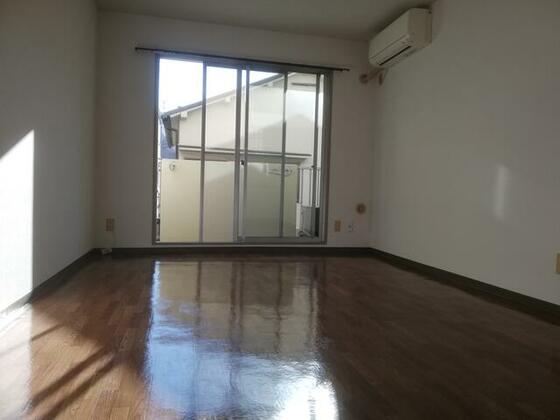 居室・リビング　室内掲載写真は同建物の他の部屋のものです。