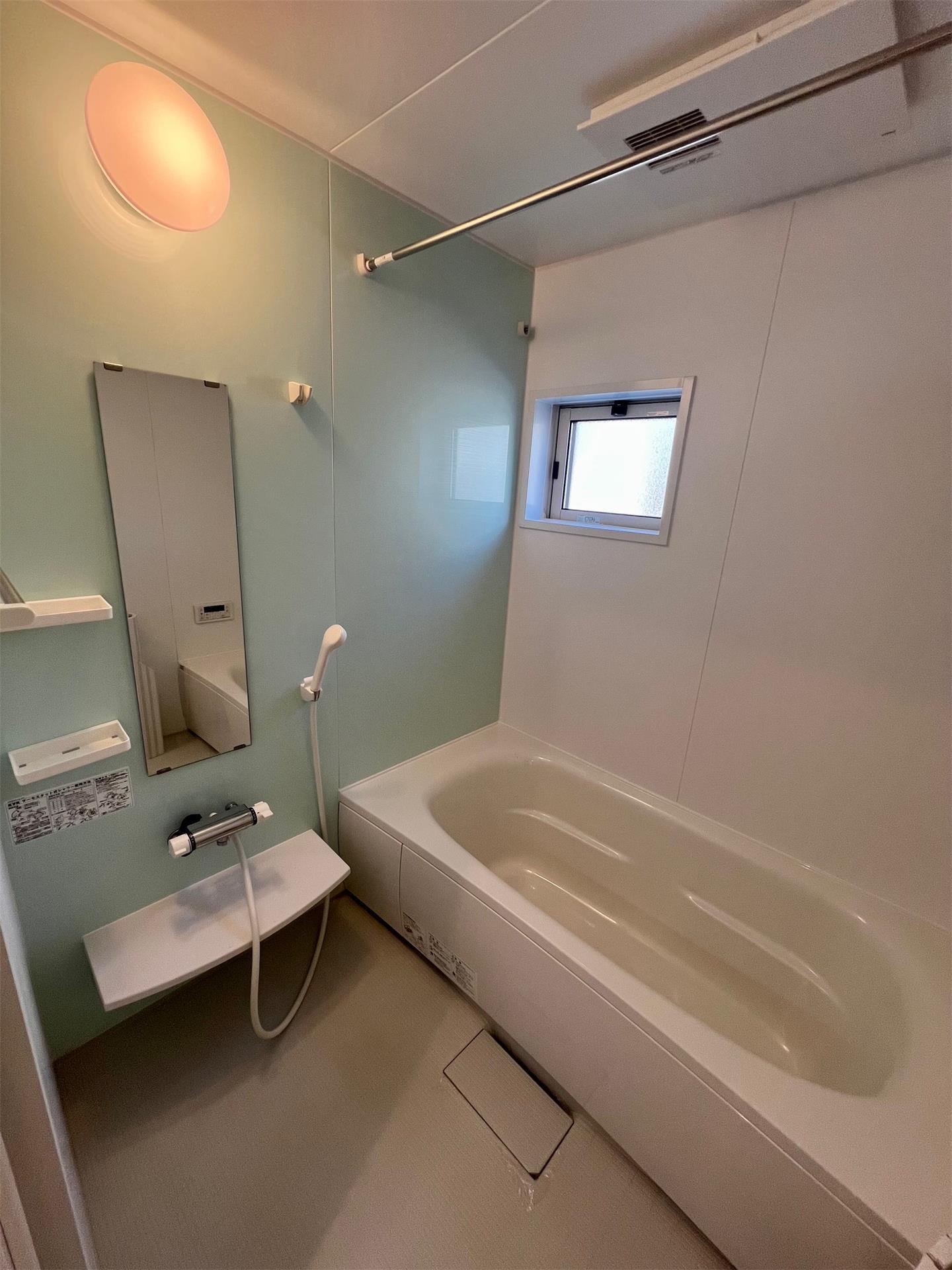 バス・シャワールーム　同タイプ室内（反転タイプ）