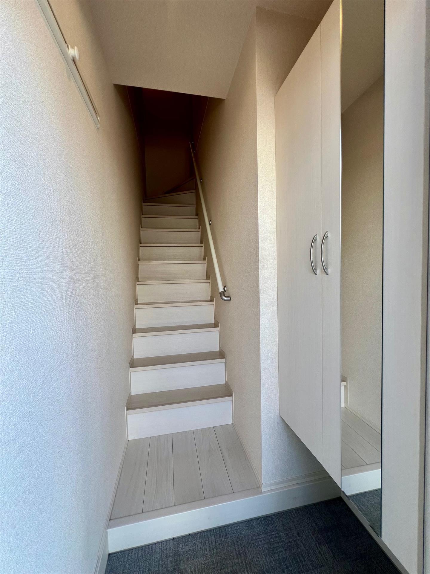 玄関　同タイプ室内（反転タイプ）