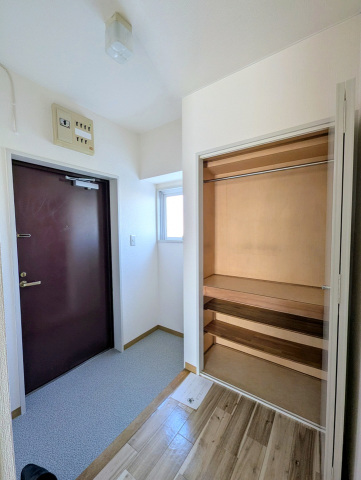 玄関　広々玄関には収納付き