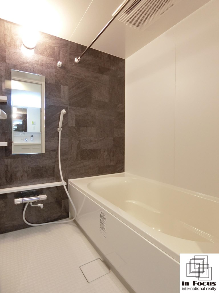 バス・シャワールーム　追い炊き機能付き広々ゆったり一坪バス