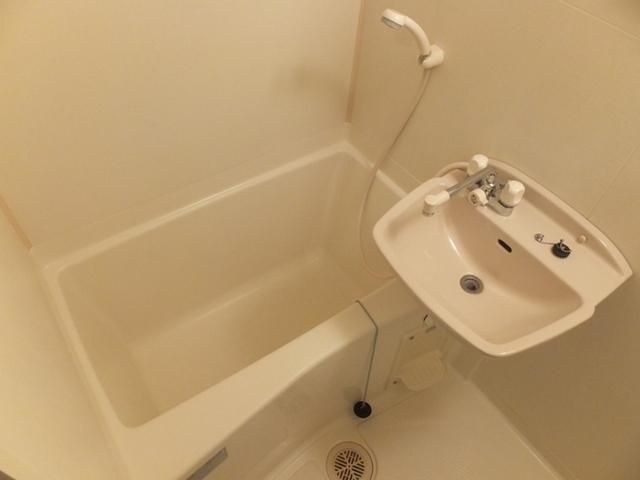 バス・シャワールーム　洗面台付バスルーム