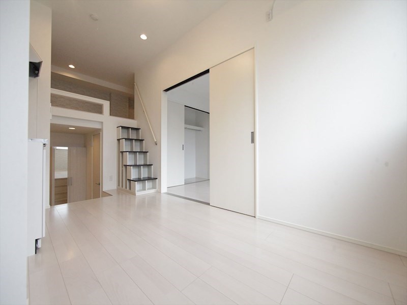 居室・リビング　ＬＤＫ8帖　洋室3.7帖　ロフト5.5帖　同仕様写真