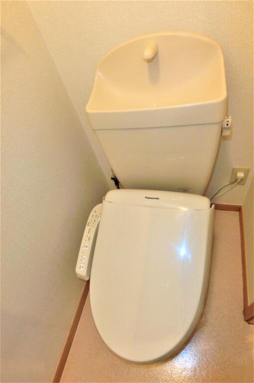 トイレ　同型物件の写真、配色に違いあり