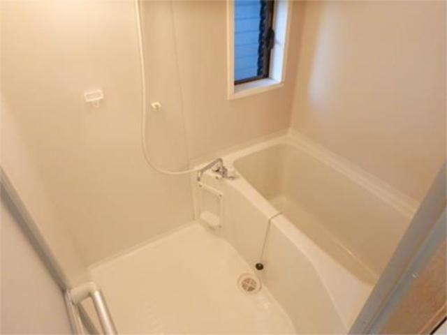 バス・シャワールーム　窓付きバスルームです