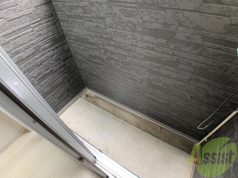 バルコニー　バルコニーは洗濯物を干すのに十分な広さがありますね。