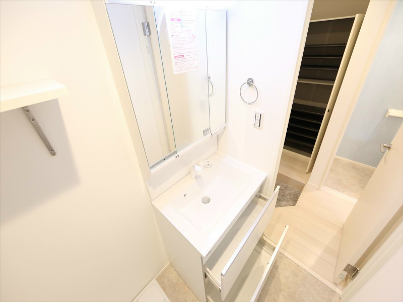 洗面設備　脱衣所　独立洗面台付（シャンプードレッサー付）　同仕様写真