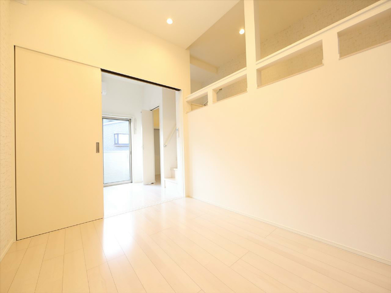 居室・リビング　ＬＤＫ8.2帖　洋室3.7帖　ロフト5.4帖　同仕様写真