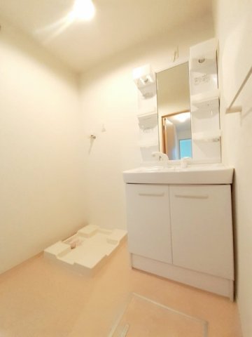 洗面設備　明るい洗面所です