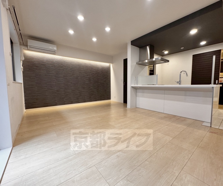 居室・リビング　広く明るいリビング。