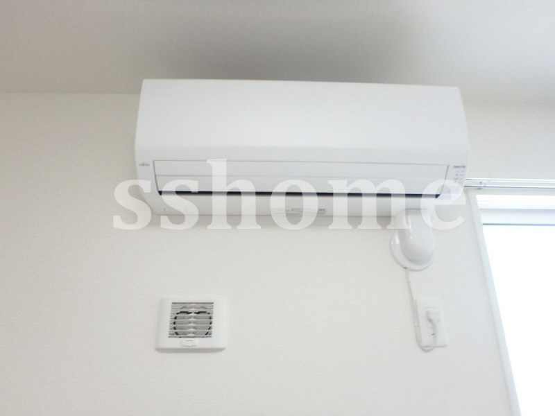 その他　エアコン２台付き（洋室・リビング）