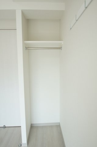 収納　ハンガーパイプ付き収納スペース