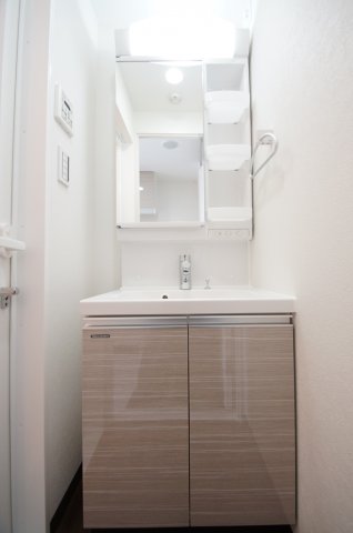 洗面設備　「あると便利な独立洗面台です」