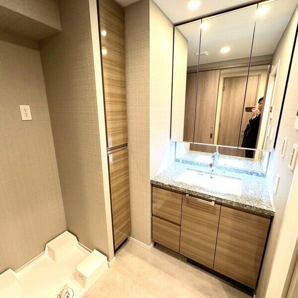 洗面設備　脱衣所　独立洗面台（シャンプードレッサー付）収納スペース有