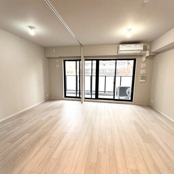 バルコニー　ＬＤＫ12.6帖　洋室5帖　エアコン完備　バルコニー