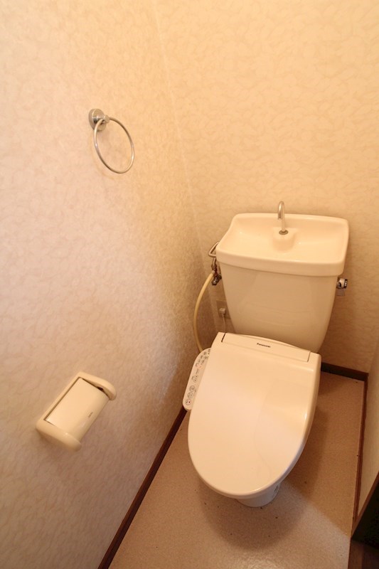 トイレ　温水洗浄便座。今となっては必須ですね！