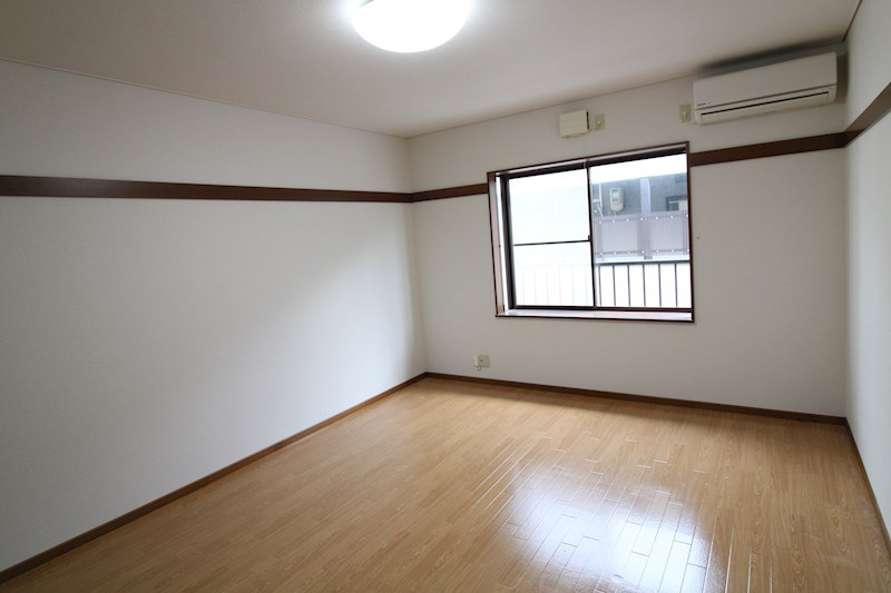 居室・リビング　10帖で開放的なお部屋！